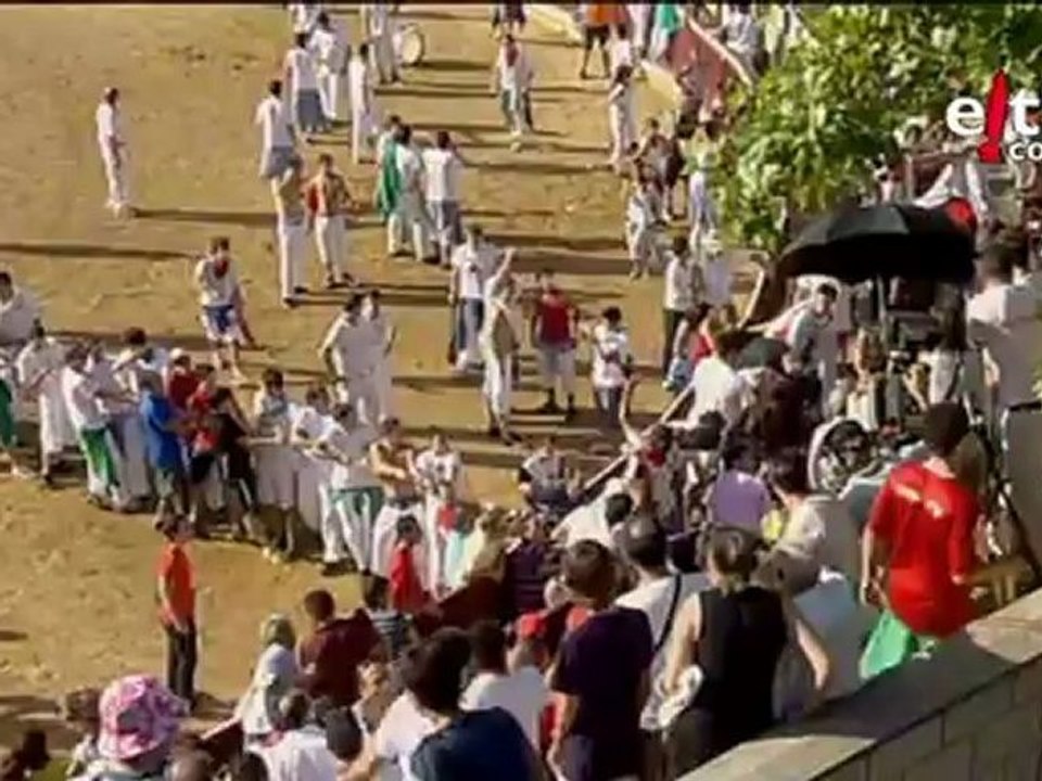 Espectaculares imágenes de un toro saltando al tendido en Tafalla