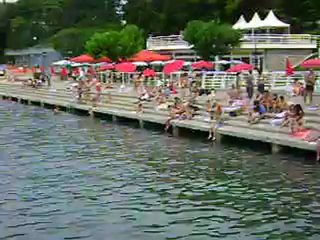 60 ans de la plage à Thonon - les enfants sautent avec les pro - LE MESSAGER