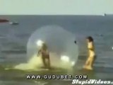 Bikinili Kızlar Balonun İçinde Ayakta Duramıyor