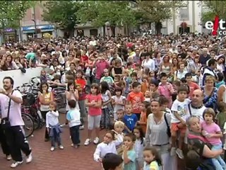 Johan Lorbeer sentado en vertical en el Artium. Magialdia 2010, Gasteiz