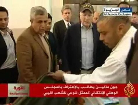 ماكين يدعو للاعتراف بالمجلس الوطني الانتقالي