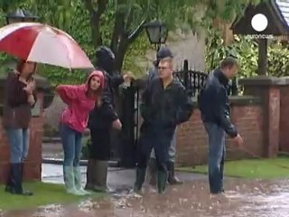 Les fortes pluies continuent de s'abattre sur la...