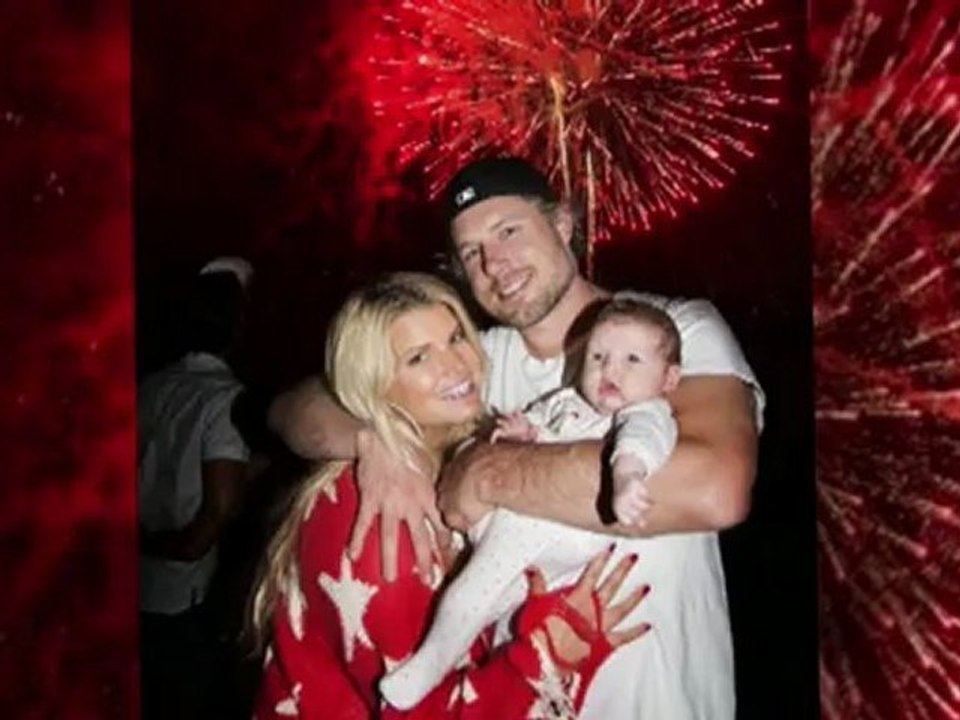 Jessica Simpson Tweets Festive Holiday Pic of Family