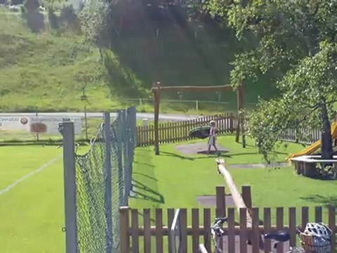 Ένας πιτσιρίκος με τη φανέλα του Ολυμπιακού στο Άχενκιρχ