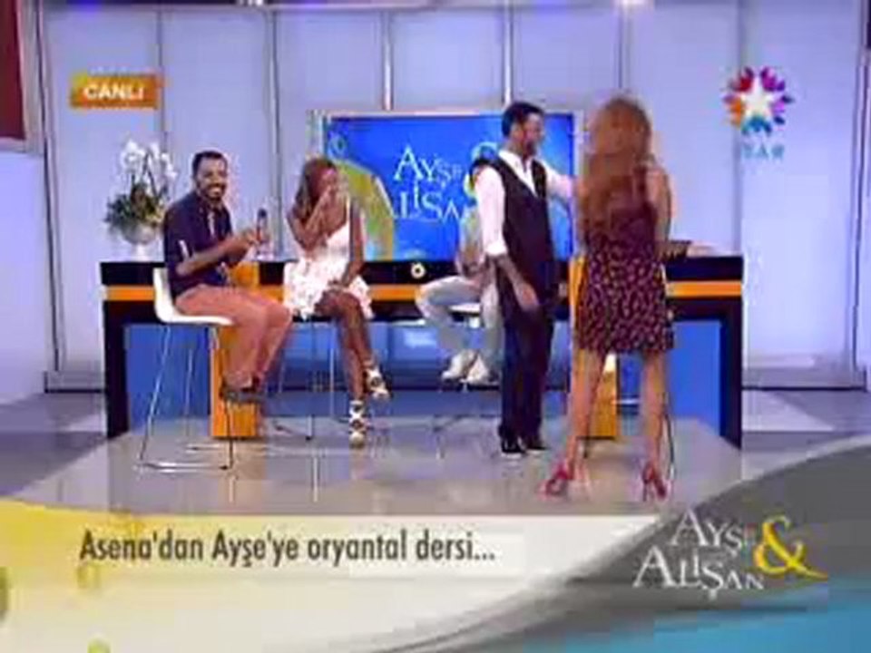Asena, Ayşe Özyılmazel'e kalça çevirmeyi öğretirse..