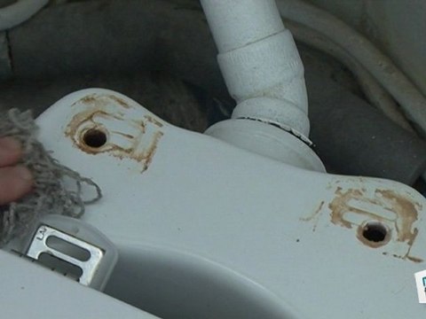 Comment changer l’abattant WC ?