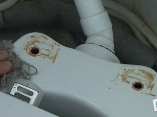 Comment changer l’abattant WC ?