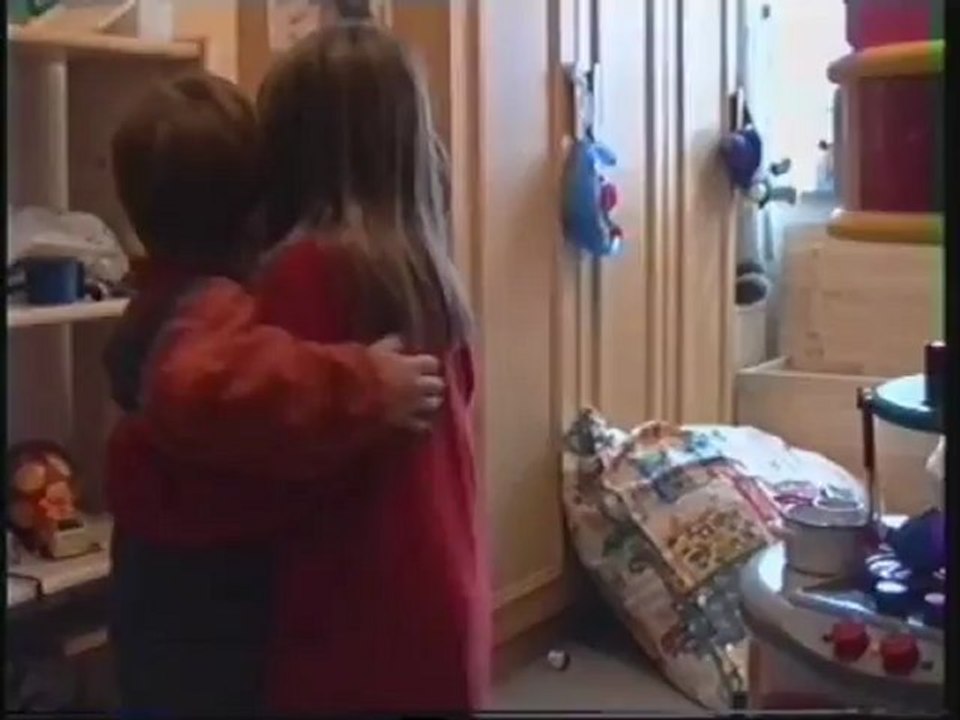 Kind Knallt mit dem kopf gegen den Schrank