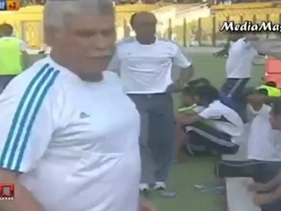 حسن شحاتة يسب اللاعبين بعد هدف كلوتي الثالث