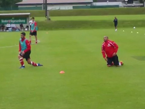 Τάκλιν στον Τάτο από τον Φουστέρ, που στη συνέχεια ανακόπτεται από τον Καραγκούνη