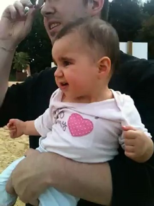 Louna les pieds dans l'eau