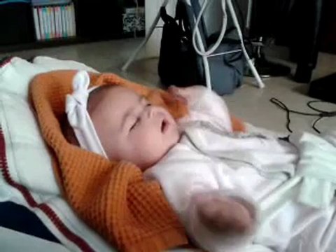 Léana qui parle 3 mois et 27 jours