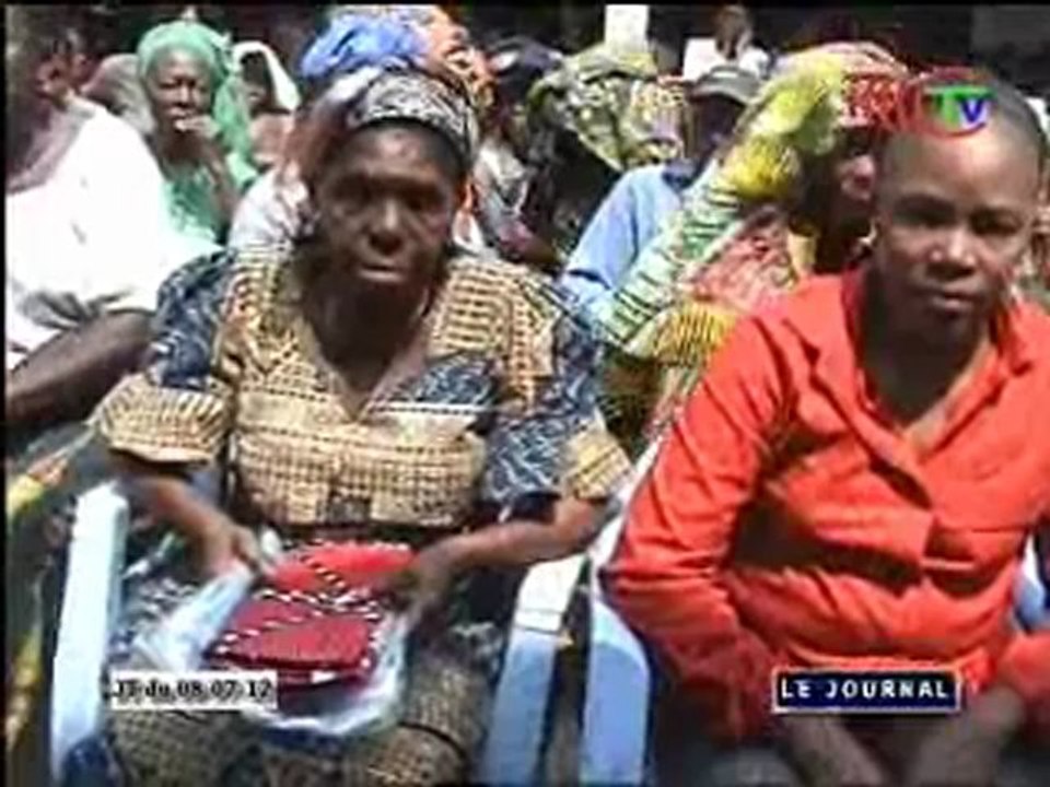 La candidate de l’opposition Isabelle Fila Lemina face aux habitants du quartier 24 à Bacongo