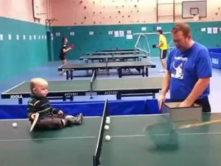 Beb juega al ping pong como un profesional