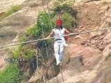 Le funambule Aisikaier chute de 250 mètres et survit