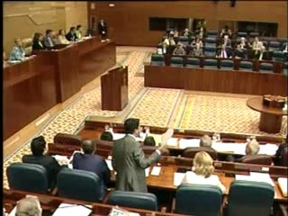 Revientan la Asamblea de Madrid aplaudidos por PSOE e IU