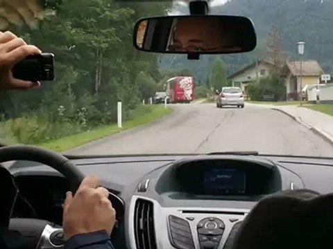 Το πούλμαν του Ολυμπιακού επιστρέφει στο ξενοδοχείο μετά την προπόνηση (9/7)