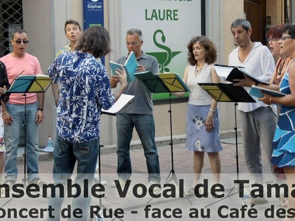 L' Ensemble Vocal de Tamaris en Concert de Rue - face au Café des Arts