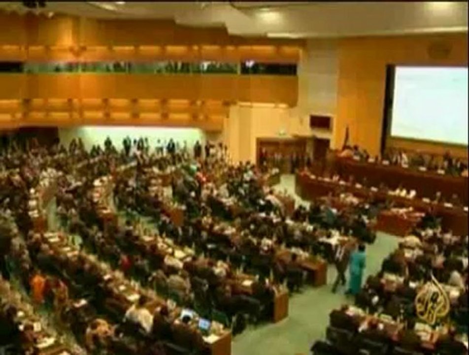 ليبيا .. مبادرات تحت وقع القصف