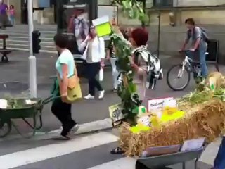 Manifestants dans les rues de Laval
