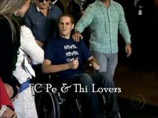 Pedro Leonardo em pé ao lado do pai depois de alta médica