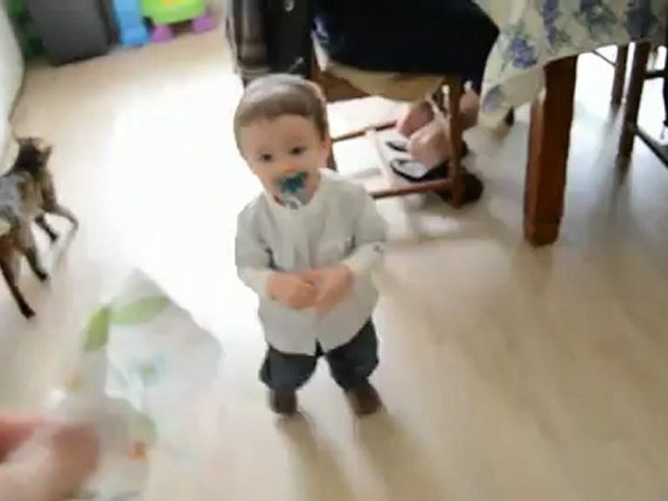 Nathan met les papiers a la poubelle :) ♥