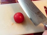 Couteau japonais Kai Shun VS tomate