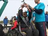 Le skipper Damien Seguin initie des personnes handicapées à la voile