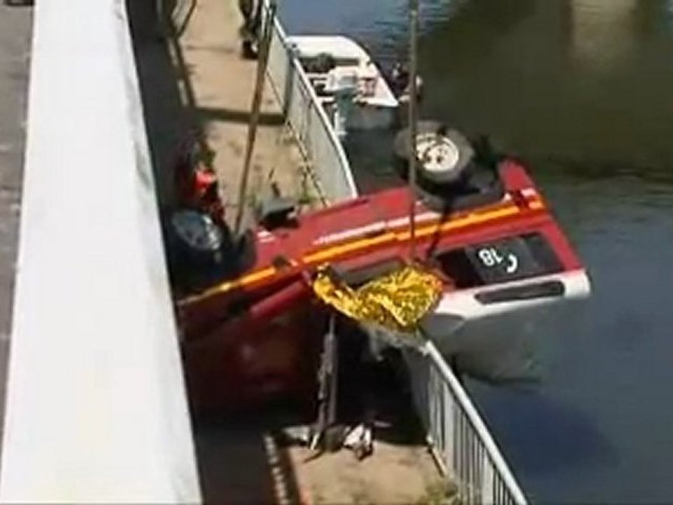 Spectaculaire accident d'un véhicule de sapeurs pompiers à Mussidan en Dordogne