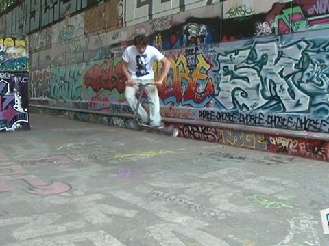 Trotinette Freestyle: faire un whip