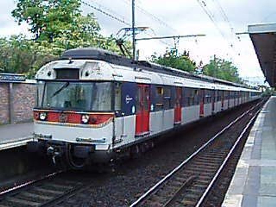 MS61 : Départ de la gare de Chatou Croissy sur la ligne A du RER ...