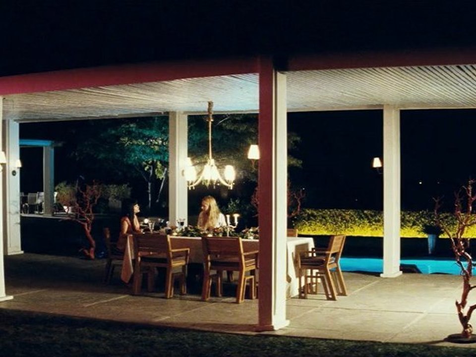 Savages - Featurette: "Meet Elena"