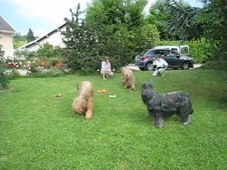 Dans le jardin d'El Grigio du Val de Méouge avec sa frangine Ewa et sa "Tata Booby" en juin 2012