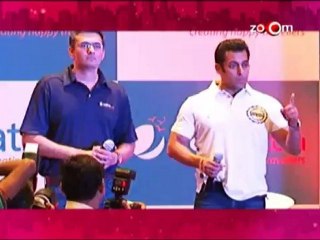 How Kareena creates headlines! Do Salman & Shahrukh want to end their war? & more