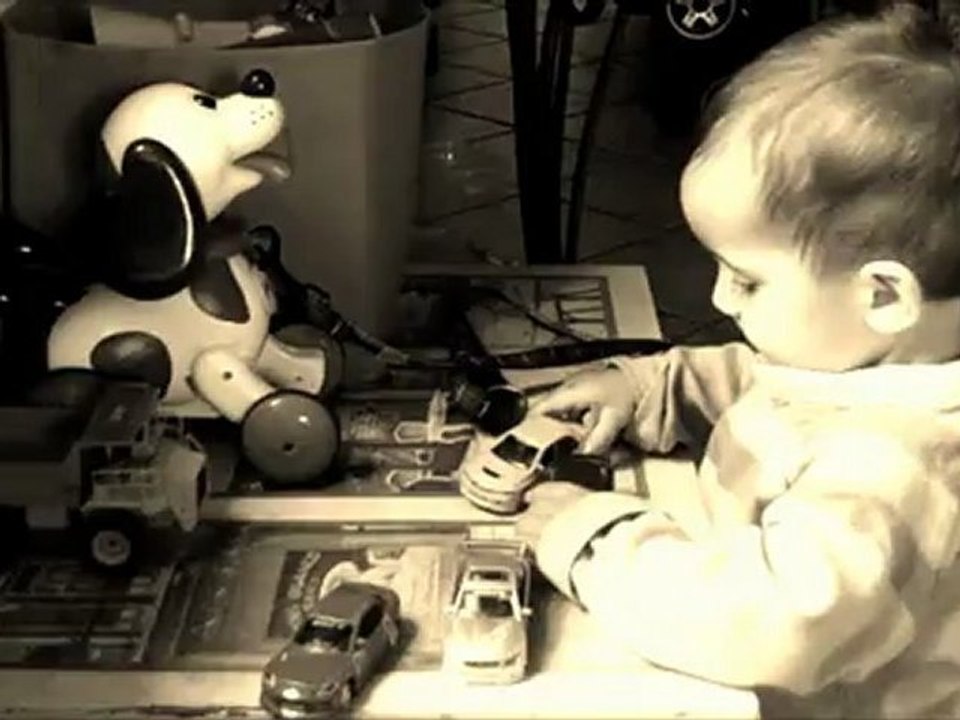 Ptit bout qui joue aux voitures