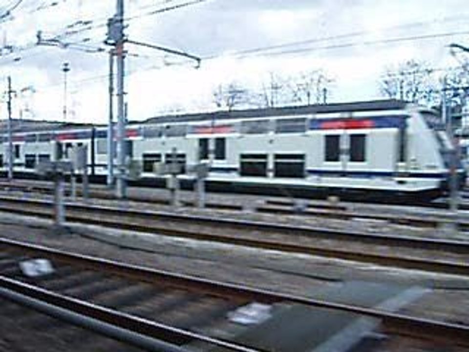 MI2N en approche de la gare de Torcy sur la ligne A du RER