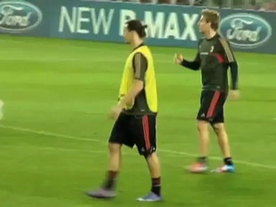 Johnson trägt fackel um stonehenge