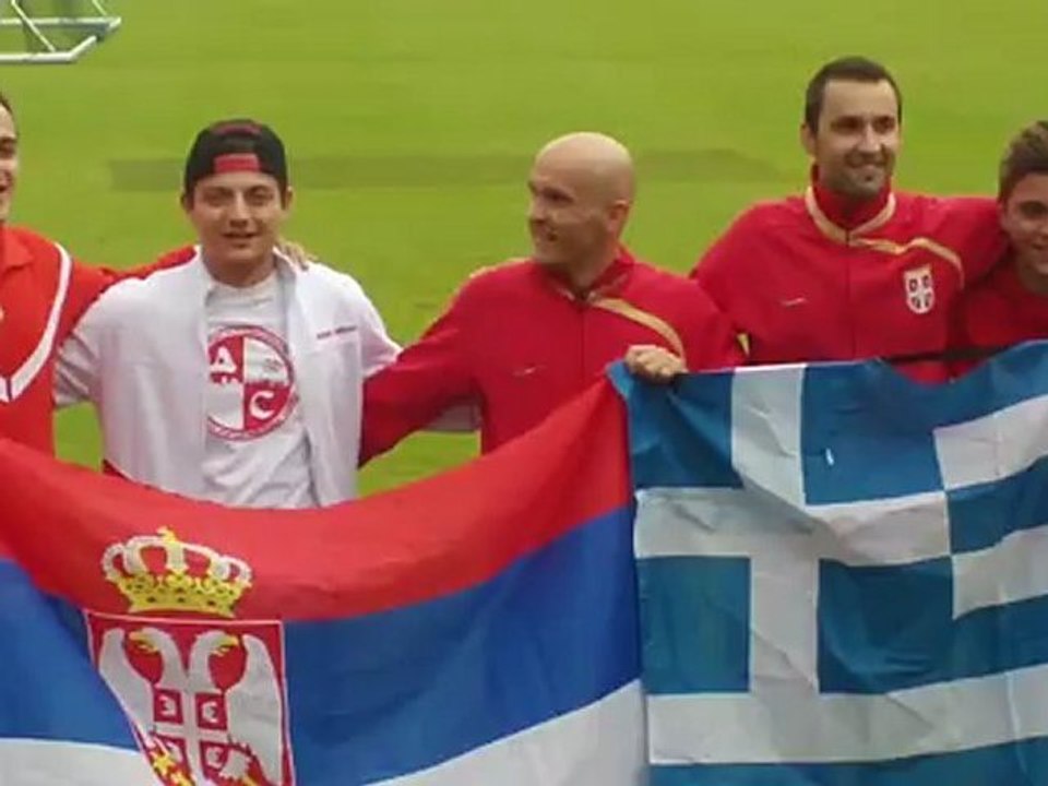 Σέρβοι φίλαθλοι του Ερυθρού Αστέρα στο Άχενκιρχ (1)