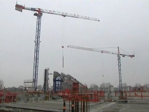 Février 2011 : des grues gigantesques sur le chantier du stade Océane