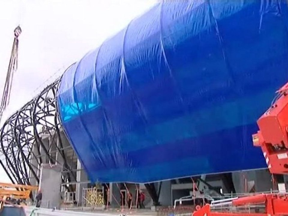 Août 2011 : la membrane bleue est posée sur le stade Océane