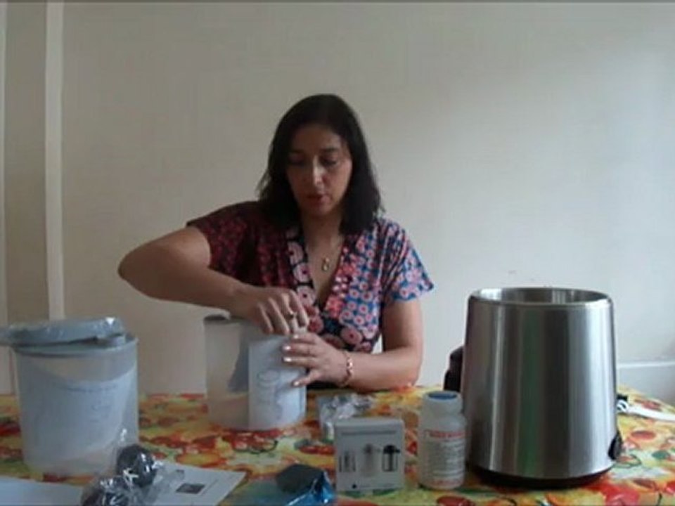 Eau Pure 03 : Assemblage de la carafe en plastique du distillateur d'eau Megahome