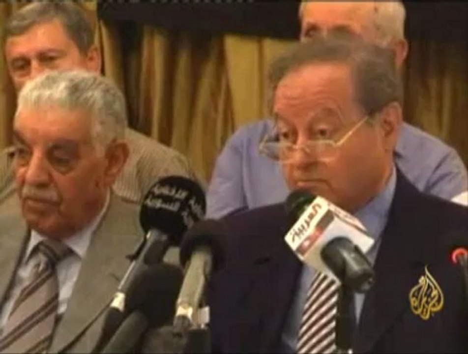 دبابات الجيش السوري تقصف دير الزور وإدلب