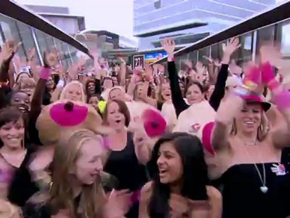 300 femmes dansent en talons sur le Stratford Bridge !