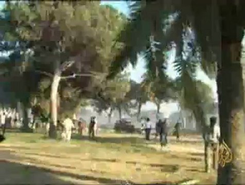 سيطرة الثوار على رمز القذافي