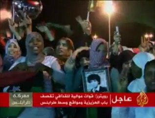 قوات موالية للقذافي تقصف باب العزيزية