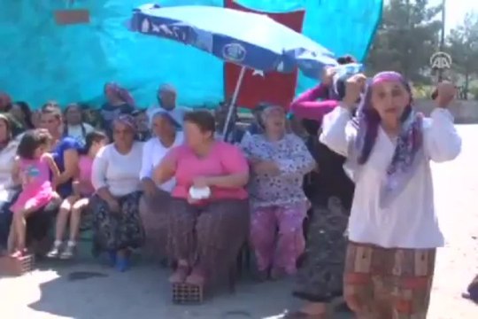 Kadınlar barikatla yol kapattı