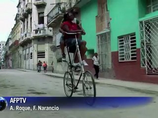 Un Cubain pédale pour arriver au sommet
