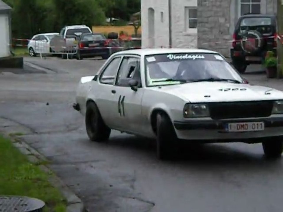 Vincelagliss sur la place de Senzeilles