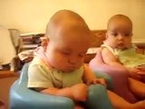 Tatlı ikiz bebeklerin komik videosu - resimdir.net