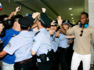 Un accueil de folie pour Drogba à l'aéroport de Shanghai